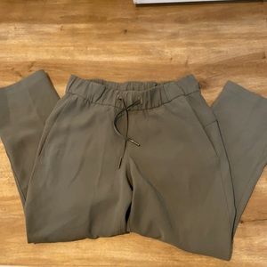 Olive green on the fly  lululemon carpi